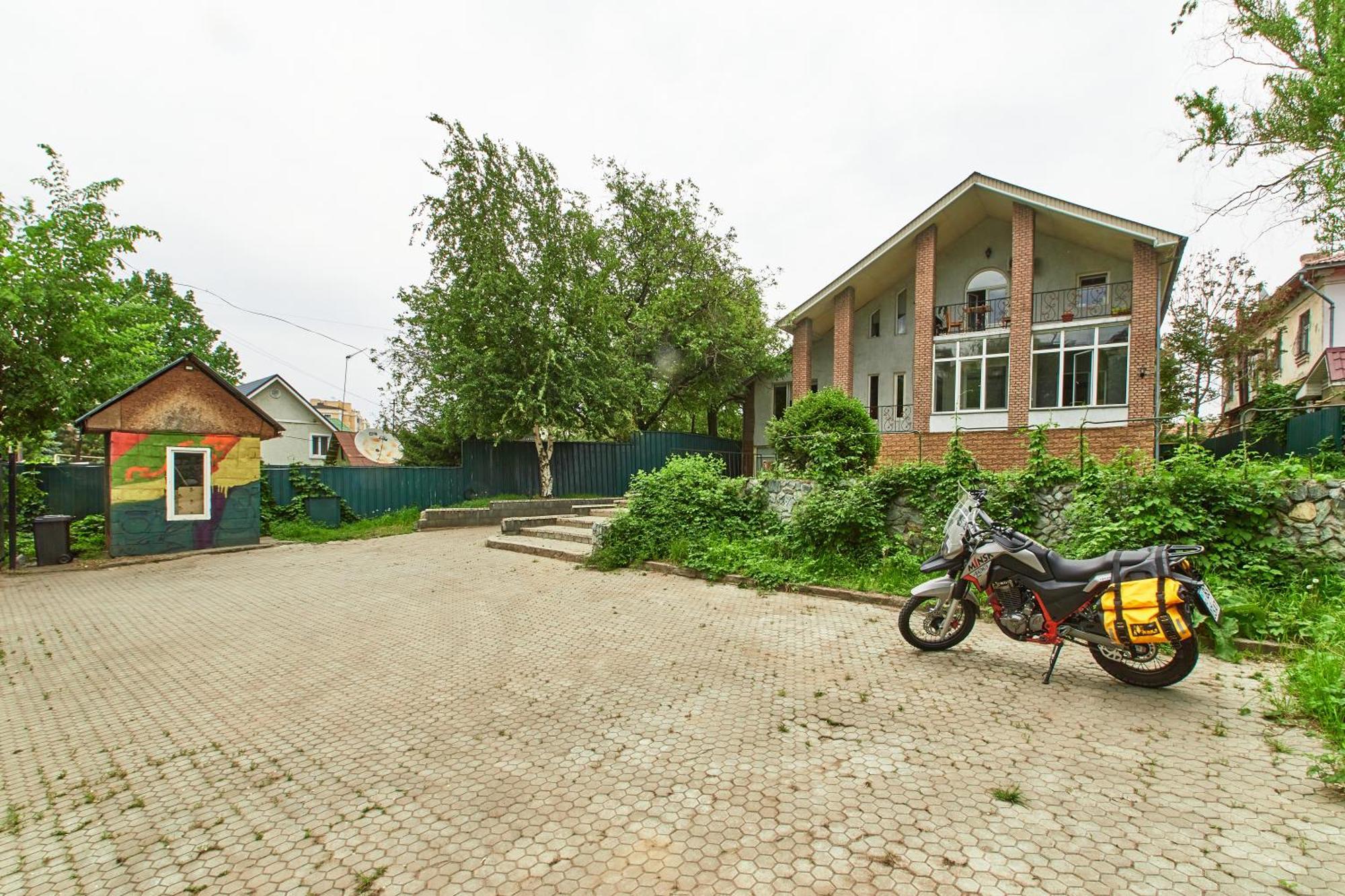 Wanderlust Hostel Riverside Almaty Exterior photo