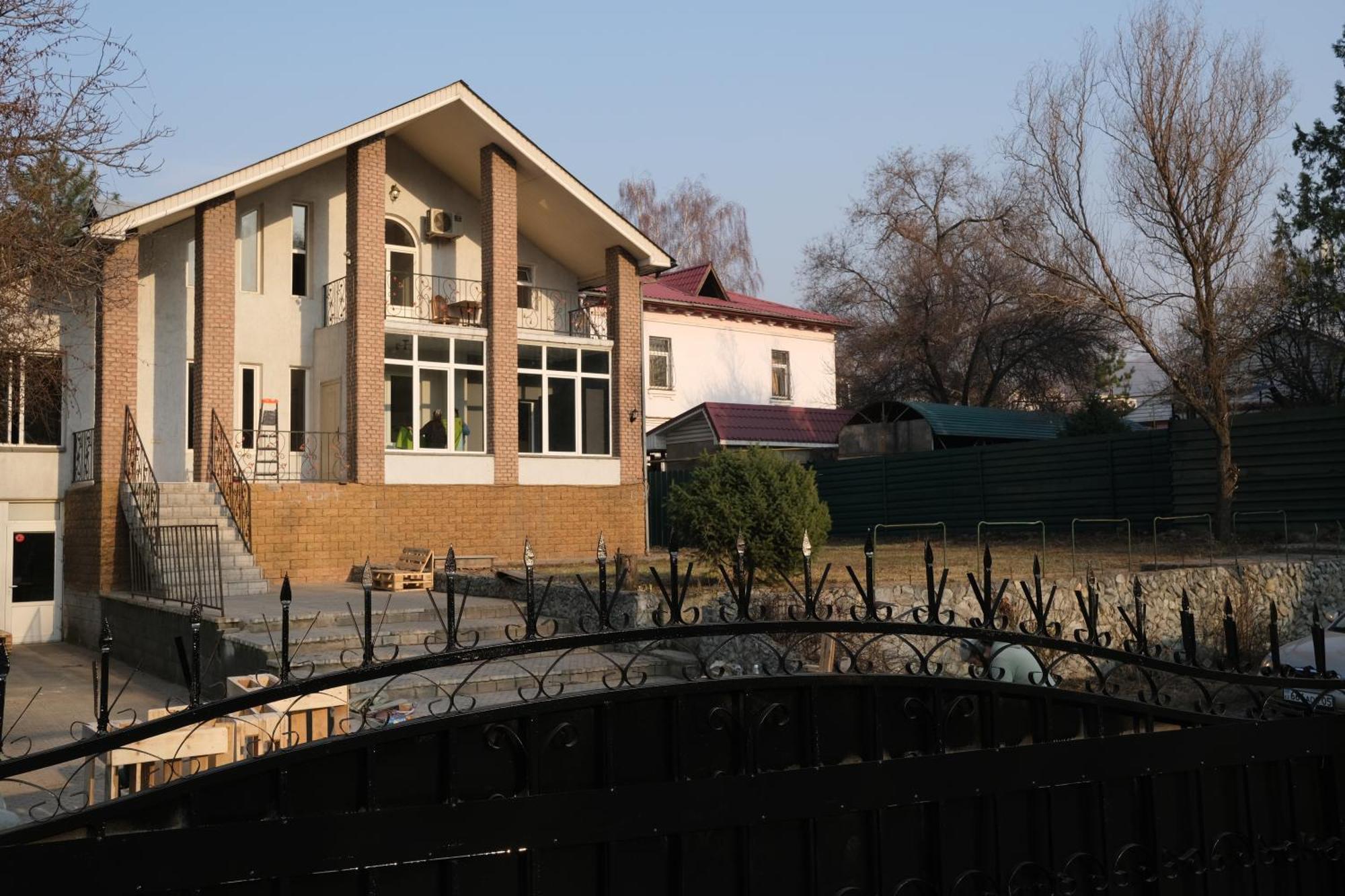 Wanderlust Hostel Riverside Almaty Exterior photo